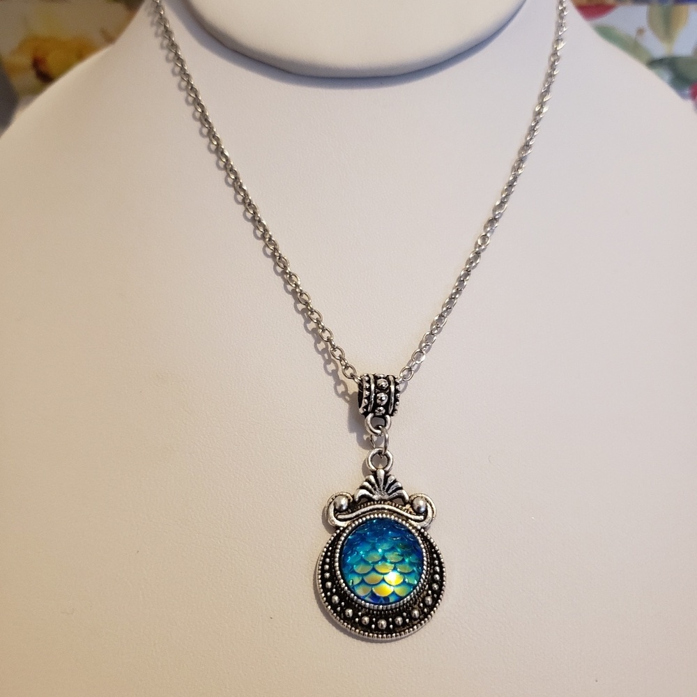 ⚡CLEARANCE⚡ Ocean Blue Mermaid Scale Pendant NK - Picture 6 of 8